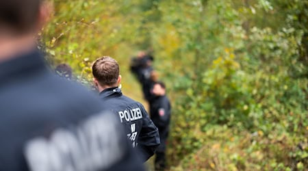 Ist ein Mensch vermisst, durchleben Angehörige oft bange Stunde. (Symbolbild)  / Foto: Philipp Schulze/dpa