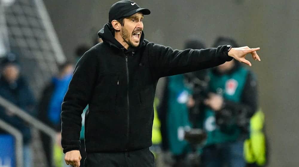 Der SC Freiburg und Trainer Julian Schuster eröffnen gegen Wolfsburg den 14. Bundesliga-Spieltag. / Foto: Uwe Anspach/dpa