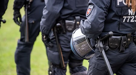 Die Gewalttaten gegen Einsatzkräfte nehmen in Niedersachsen auch in diesem Jahr zu. (Symbolfoto)  / Foto: Lino Mirgeler/dpa