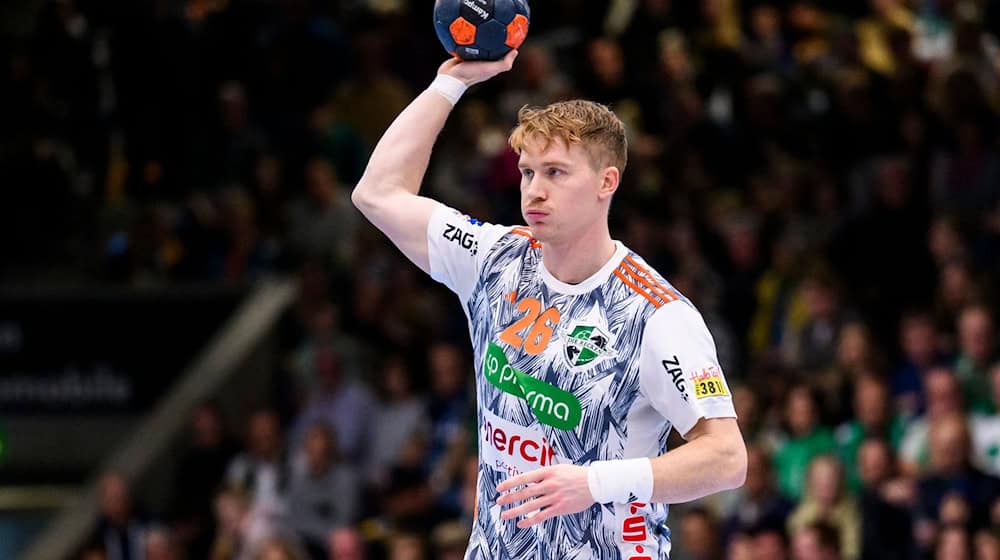 Jonathan Edvardsson und die TSV Hannover-Burgdorf spielten zum Jahresabschluss in Leipzig. / Foto: Tom Weller/dpa