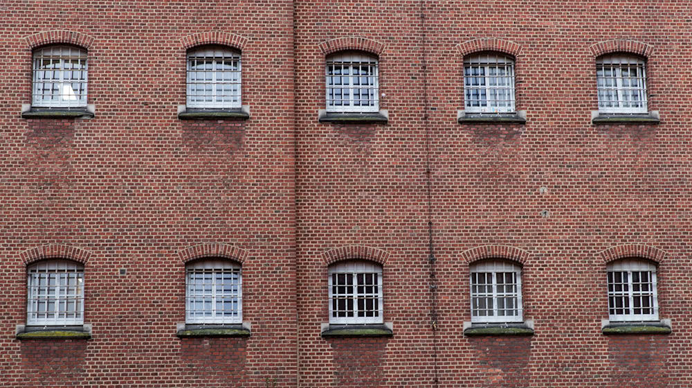 Vergitterte Fenster in der JVA Vechta: In einigen Gefängnissen in Niedersachsen wird auch gemeinsam gebacken. (Symbolfoto) / Foto: Friso Gentsch/dpa