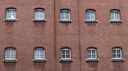 Vergitterte Fenster in der JVA Vechta: In einigen Gefängnissen in Niedersachsen wird auch gemeinsam gebacken. (Symbolfoto) / Foto: Friso Gentsch/dpa