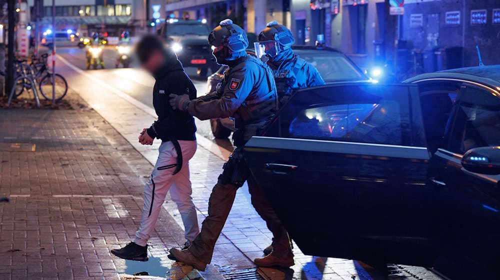 Unter großen Sicherheitsmaßnahmen hat vor dem Landgericht Osnabrück ein Verfahren gegen mutmaßliche Geldautomatensprenger begonnen. / Foto: Friso Gentsch/dpa