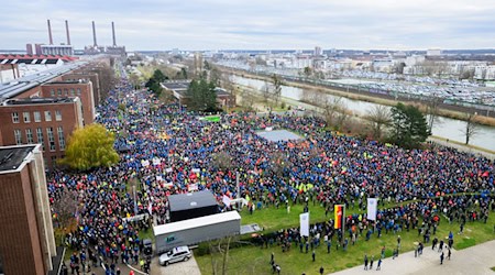 Fast 100.000 Teilnehmer zählte die IG Metall an den Warnstreiks bei Volkswagen. / Foto: Julian Stratenschulte/dpa Pool/dpa