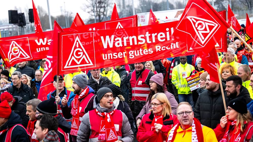 Bereits am vergangenen Montag waren bei VW fast 100.000 Mitarbeiter an neun Standorten in den Warnstreik getreten  / Foto: Sina Schuldt/dpa