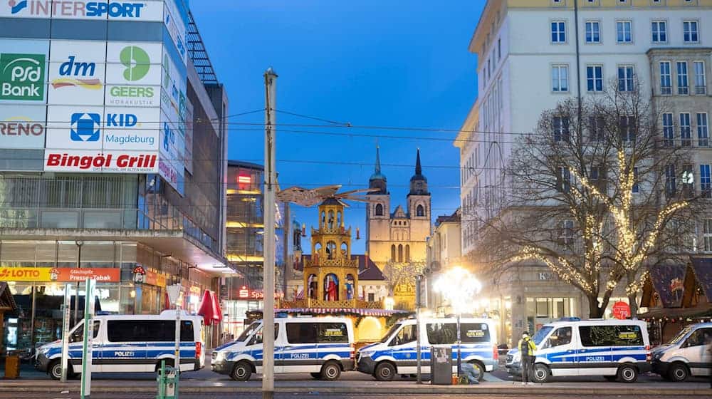 Nach der Todesfahrt auf dem Magdeburger Weihnachtsmarkt hat die niedersächsische Landesregierung Trauerbeflaggung angeordnet. / Foto: Sebastian Kahnert/dpa