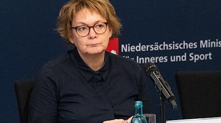 Niedersachsens Innenministerin Daniela Behrens (SPD) hat die Sicherheitsmaßnahmen auf niedersächsischen Weihnachtsmärkten verstärken lassen. (Archivfoto) / Foto: Alicia Windzio/dpa