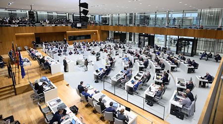 Der niedersächsische Landtag befasst sich mit einem mutmaßlich korrupten Staatsanwalt. / Foto: Julian Stratenschulte/dpa