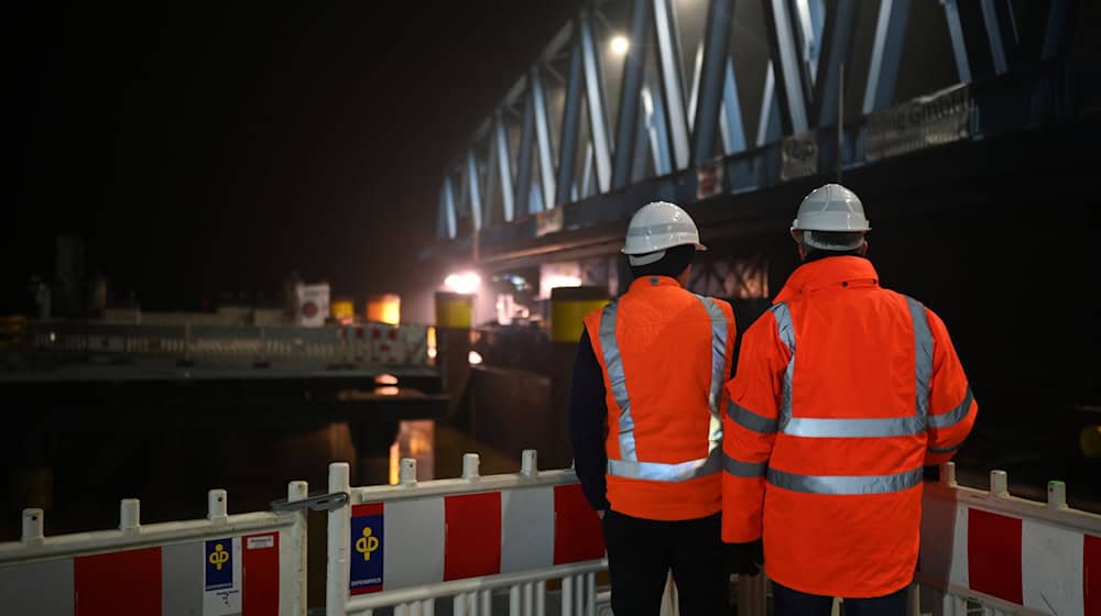 In der Nacht wurde das 145 Meter lange Mittelteil für die neue Friesenbrücke eingesetzt. / Foto: Lars Penning/dpa