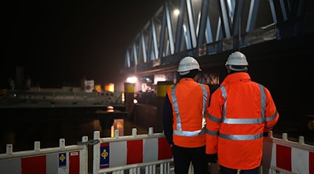 In der Nacht wurde das 145 Meter lange Mittelteil für die neue Friesenbrücke eingesetzt. / Foto: Lars Penning/dpa