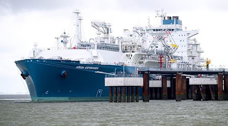 Das LNG-Terminal in Wilhelmshaven soll nun doch nicht im ersten Quartal des neuen Jahres stillstehen. (Archivbild) / Foto: Sina Schuldt/dpa