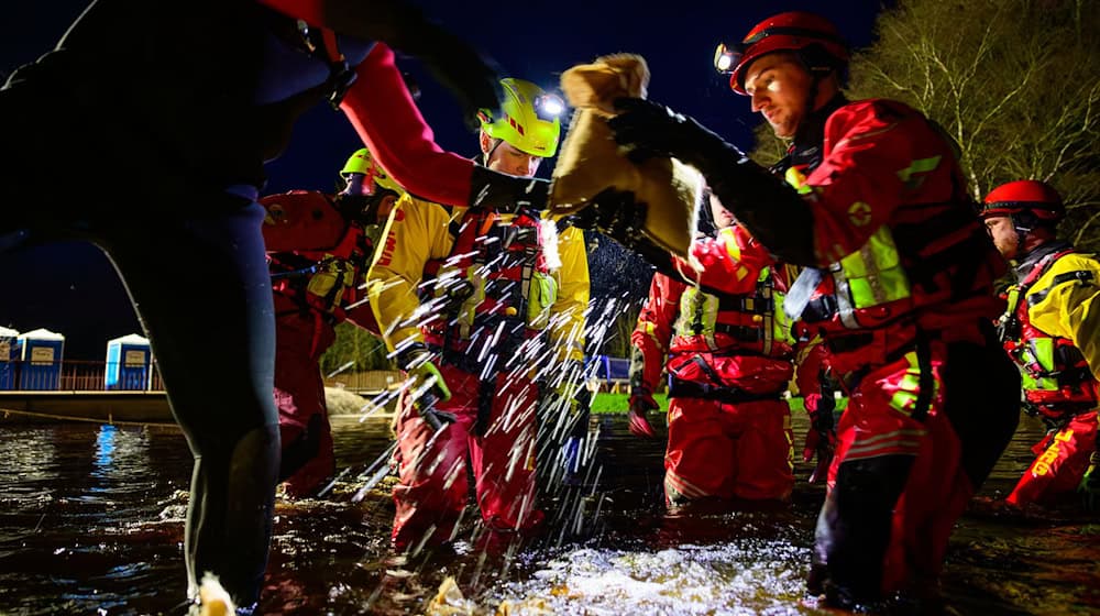 Beim Weihnachtshochwasser um den Jahreswechsel 2023/2024 erhielten die ehrenamtlichen Wasserretter viel Applaus von der Politik, wie DLRG-Präsidentin Vogt sagt. Dabei bräuchten sie vor allem mehr Unterstützung. (Archivbild) / Foto: Philipp Schulze/dpa