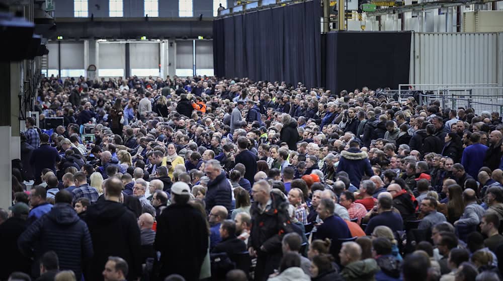 Großer Zuspruch zur Betriebsversammlung in Wolfsburg. Weil die Plätze in der Halle nichts ausreichten, wurde das Treffen auch per Videoleinwand nach draußen übertragen / Foto: Ronny Hartmann/AFP POOL/dpa