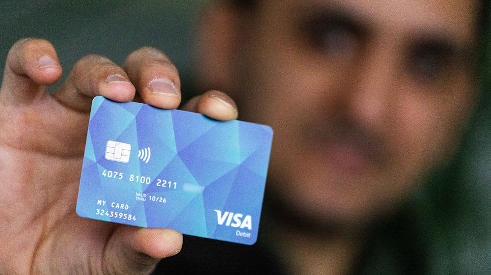 Die Bezahlkarte für Geflüchtete soll Kommunen entlasten und verhindern, dass Geld an Schleuser fließt. (Archivbild) / Foto: Philipp von Ditfurth/dpa