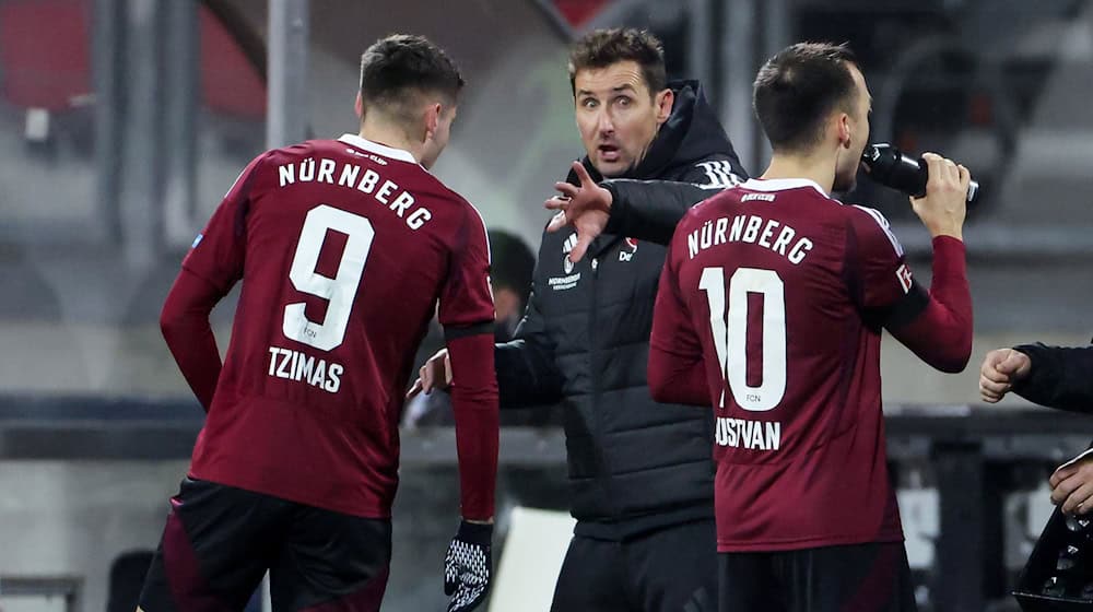 Tipps vom Weltmeister: Trainer Miroslav Klose (M) und sein Stürmer Stefanos Tzimas (L). / Foto: Daniel Löb/dpa