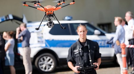 Der Einsatz von Drohnen gehört für die Polizei Niedersachsen mittlerweile zum Alltag. (Archivbild) / Foto: Ole Spata/dpa