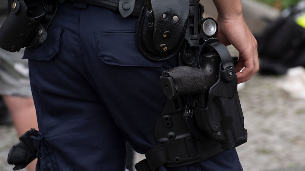 Ein vermutlich psychisch kranker Mann ist am Abend bei einem Polizeieinsatz in Göttingen durch einen Schuss aus der Dienstwaffe eines Beamten tödlich verletzt worden.  (Symbolbild) / Foto: Paul Zinken/dpa