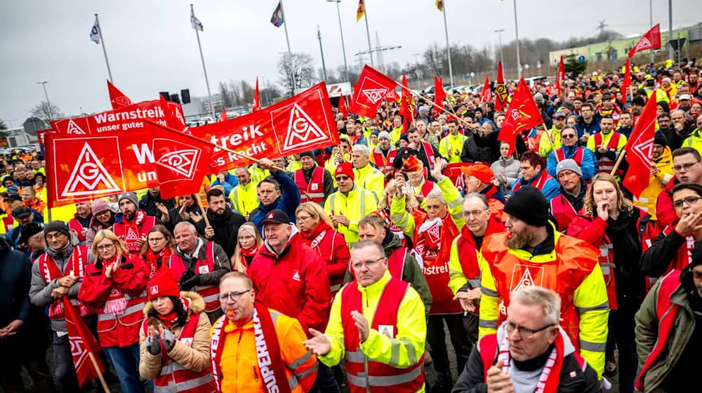 Rund 4.000 VW-Beschäftigte beteiligten sich nach Gewerkschaftsangaben am den Warnstreik. / Foto: Sina Schuldt/dpa