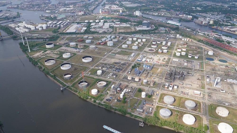 Vor dem Bau der geplanten Autobahn A26-Ost muss die Fläche eines ehemaligen Tanklagers im Hamburger Hafen saniert werden. (Archivbild) / Foto: Marcus Brandt/dpa