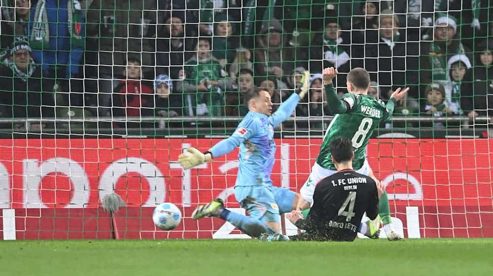 Mitchell Weiser (M) und Werder Bremen sind weiter auf Kurs. / Foto: Carmen Jaspersen/dpa