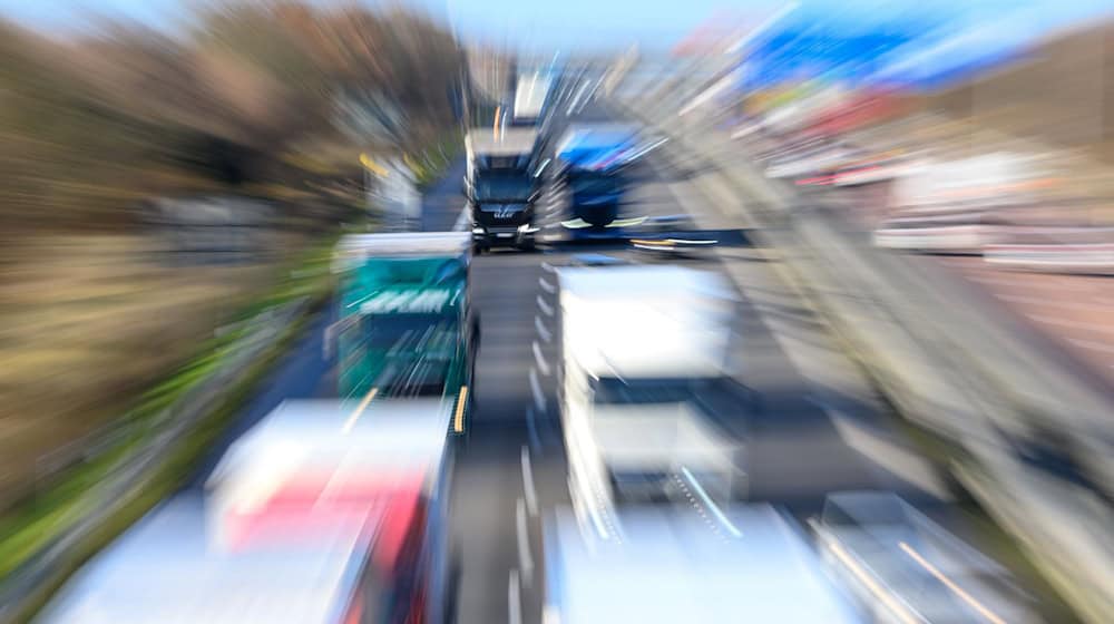 In der norddeutschen Kontraktlogistik steigen die Entgelte nach einem Tarifabschluss in zwei Stufen. (Illustration) / Foto: Hendrik Schmidt/dpa