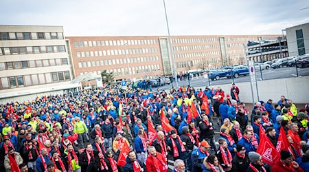 Die IG Metall wehrt sich mit dem Ausstand gegen milliardenschwere Einschnitte bei Volkswagen. / Foto: Moritz Frankenberg/dpa