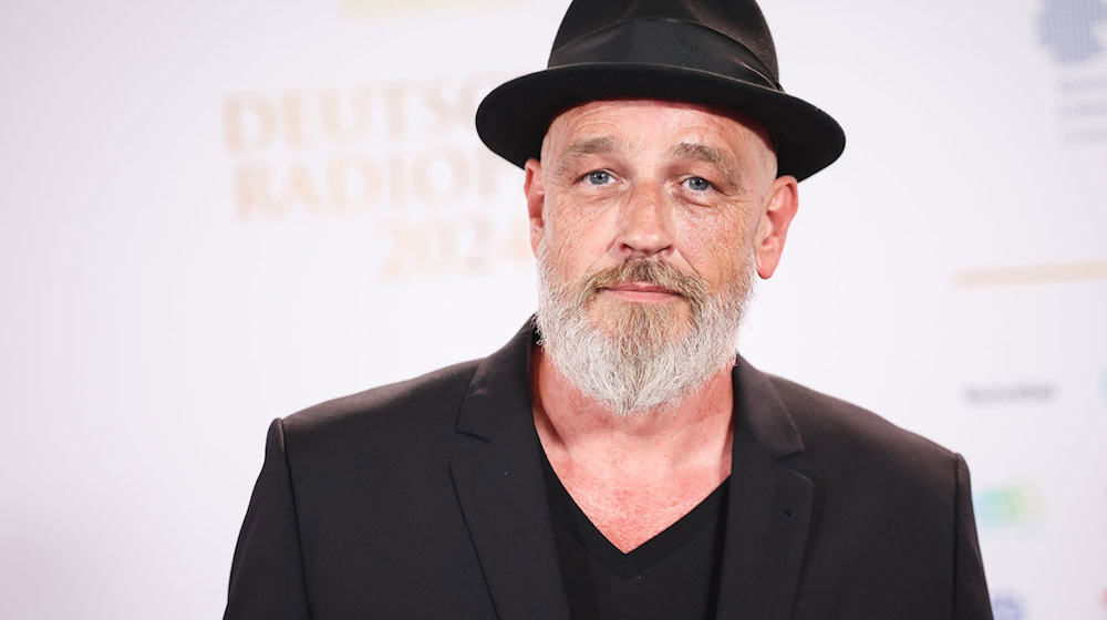 Comedian Torsten Sträter begann aus Zufall mit dem Schreiben - die Nachtschicht im Büro seiner Mutter war zu langweilig. (Archivbild) / Foto: Christian Charisius/dpa