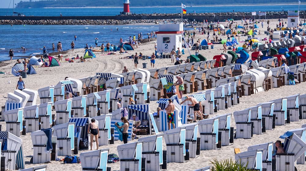 Im Winter schon an Sommer denken: Nach Branchenangaben sind die Frühbucher-Zahlen stark gestiegen. (Archivbild) / Foto: Jens Büttner/dpa