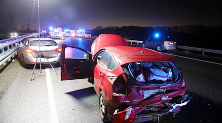 Nach Angaben der Autobahnpolizei wurde eine größere Anzahl von Menschen leicht verletzt.  / Foto: Stefan Rampfel/dpa