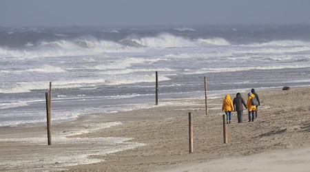 An der Nordsee rechnen Meteorologen mit Sturmböen, vereinzelt Gewitter. (Symbolbild) / Foto: Volker Bartels/dpa