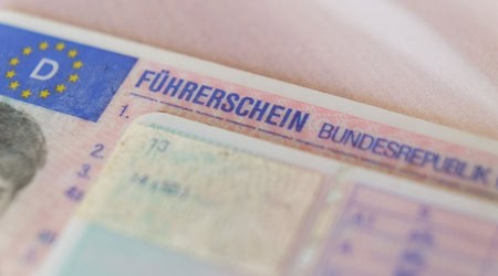 Seit einigen Jahren müssen etappenweise alte Führerscheine in neue im Scheckkartenformat umgetauscht werden - nun sind Autofahrer ab dem Jahrgang 1971 dran. (Symbolbild) / Foto: Ole Spata/dpa