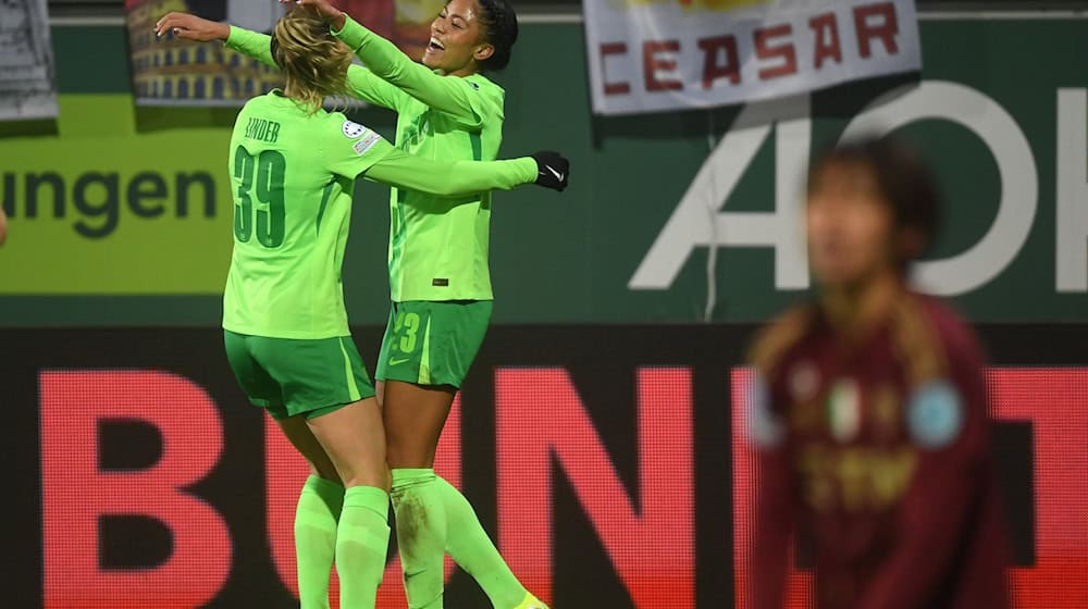 Wolfsburgs Sveindis Jonsdottir (r) jubelt mit Sarai Linder nach ihrem Tor zum 5:1. / Foto: Swen Pförtner/dpa