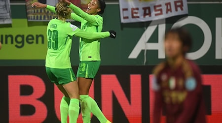 Wolfsburgs Sveindis Jonsdottir (r) jubelt mit Sarai Linder nach ihrem Tor zum 5:1. / Foto: Swen Pförtner/dpa