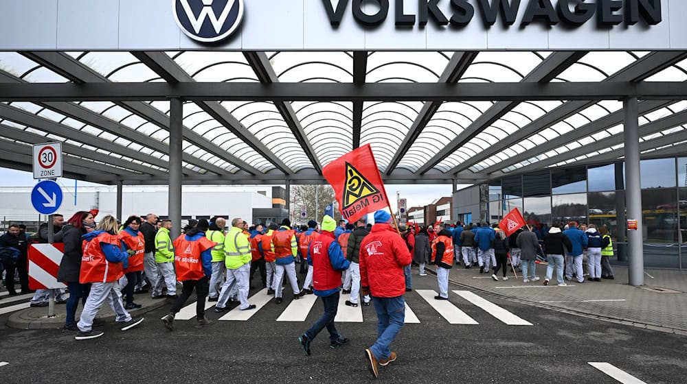 Zur vierten Tarifrunde in Wolfsburg ruft die IG Metall erneut zum flächendeckenden Warnstreik an neun Standorten auf. (Archivbild) / Foto: Hendrik Schmidt/dpa