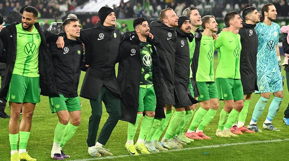 Die Spieler des VfL Wolfsburg nach dem 4:3-Sieg gegen Mainz 05. / Foto: Swen Pförtner/dpa