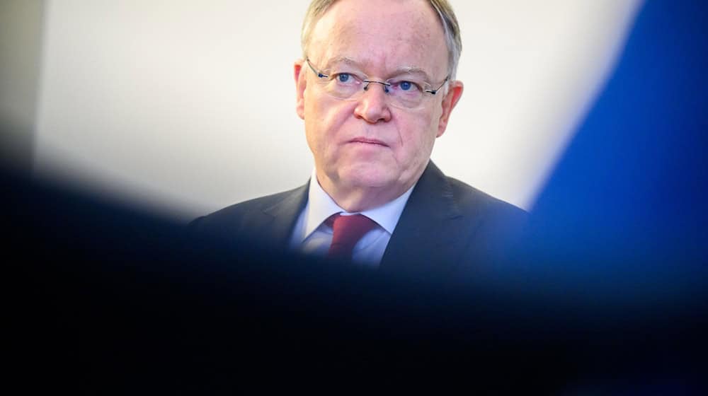 Ministerpräsident Weil hält eine Wiederherstellung der Wettbewerbsfähigkeit für notwendig. (Archivbild)  / Foto: Julian Stratenschulte/dpa