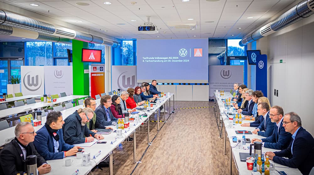 Zähe Verhandlungen: Bei VW brachte auch die vierte Tarifrunde keinen Durchbruch. (Archivfoto) / Foto: Moritz Frankenberg/dpa