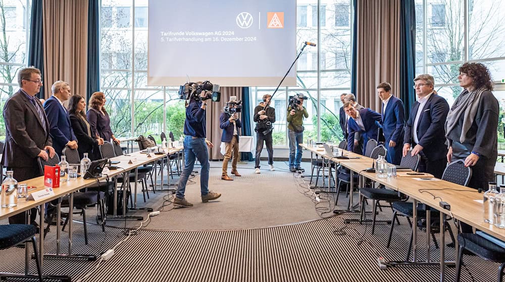 Zähe Verhandlungen: Bei VW geht die fünfte Tarifrunde in die Verlängerung. (Archivfoto) / Foto: Moritz Frankenberg/dpa