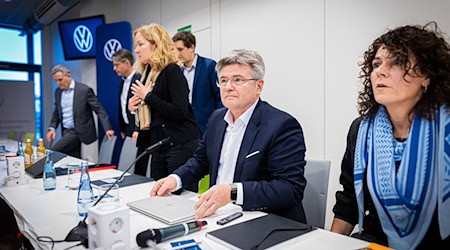 VW-Verhandlungsführer Arne Meiswinkel (2.v.r.) ringt mit der IG Metall um einen Kompromiss im Tarifstreit. (Archivfoto) / Foto: Moritz Frankenberg/dpa