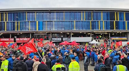 Laut Gewerkschaft kamen mehr als 4500 VW-Mitarbeiter vor das Eintracht-Stadion / Foto: Christian Brahmann/dpa