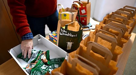 Zu Weihnachten bekommen Gefangene in Bremen eine Tüte mit kleinen Geschenken.  / Foto: Sina Schuldt/dpa