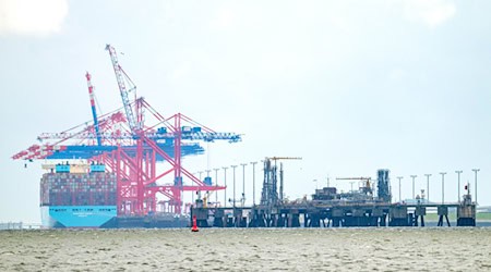 Anders als bei dem ersten schwimmenden LNG-Terminal in Wilhelmshaven entsteht das zweite schwimmende Terminal an der Jade an einem Anleger ohne eine feste Landverbindung. / Foto: Sina Schuldt/dpa