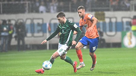 Werder und Mitchell Weiser (l) taten sich schwer gegen die Hessen. / Foto: Carmen Jaspersen/dpa