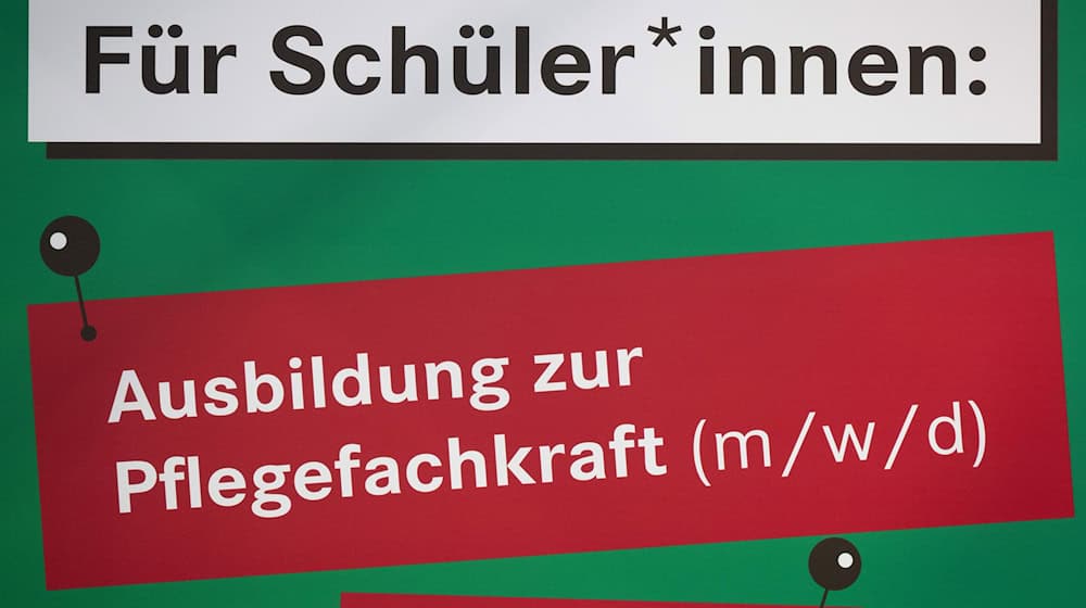 Niedersachsen verzeichnet 2023 mehr Auszubildende im Bereich Pflege. (Archivbild)  / Foto: Sebastian Kahnert/dpa