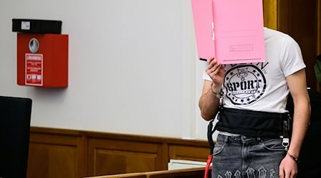 Ein 19-Jähriger soll einen Mann im Bahnhof von Uelzen die Treppen hinuntergestoßen haben - nun hat der Prozess gegen den mutmaßlich psychisch kranken Beschuldigten begonnen. / Foto: Philipp Schulze/dpa