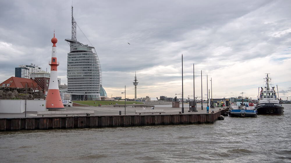 Mit dem Blick auf sein Smartphone ist ein Mann an der Seebäderkaje in Bremerhaven in die Weser gestürzt. (Archivbild) / Foto: Sina Schuldt/dpa