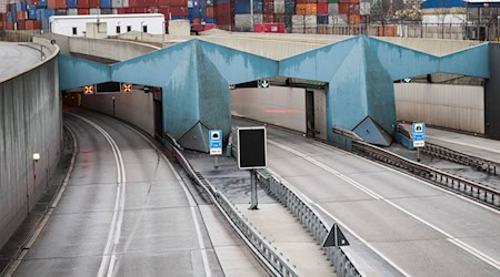 Mit einem Festakt hat die Autobahn GmbH des Bundes den 50. Jahrestag der Inbetriebnahme des Elbtunnels gefeiert. / Foto: Christian Charisius/dpa