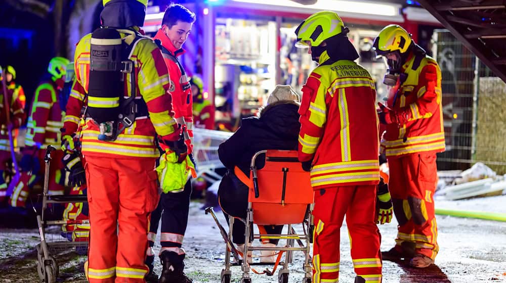 Auch 16 Kinder mussten aus dem Haus gebracht werden. / Foto: Philipp Schulze/dpa