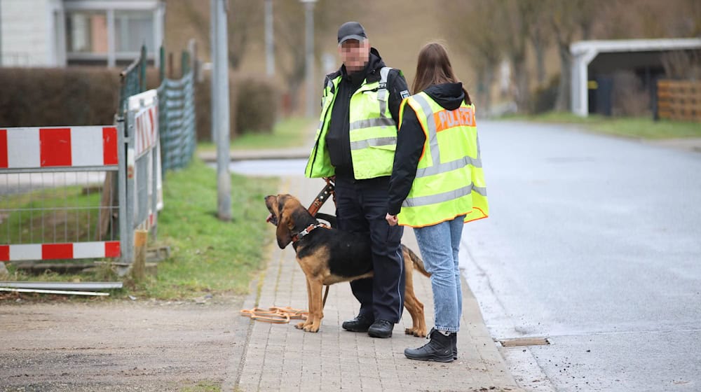 Nach dem Fund einer Leiche im Landkreis Göttingen sucht die Polizei nun die Untermieterin des Opfers. / Foto: Stefan Rampfel/dpa