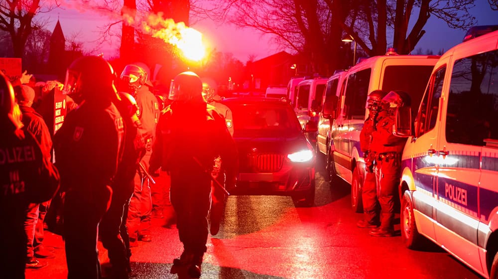 Ein Fahrzeug wird im Kreis Lüneburg am Rande einer AfD-Wahlkampfveranstaltung mit einem brennenden Bengalo beworfen. / Foto: Philipp Schulze/dpa